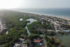 Vista aérea de parte del PNLT, donde se muestra la estrecha relación entre la laguna y las comunidades que hacen vida.