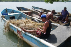 Pescadores que mientras reparaban sus redes, fueron encuestados.