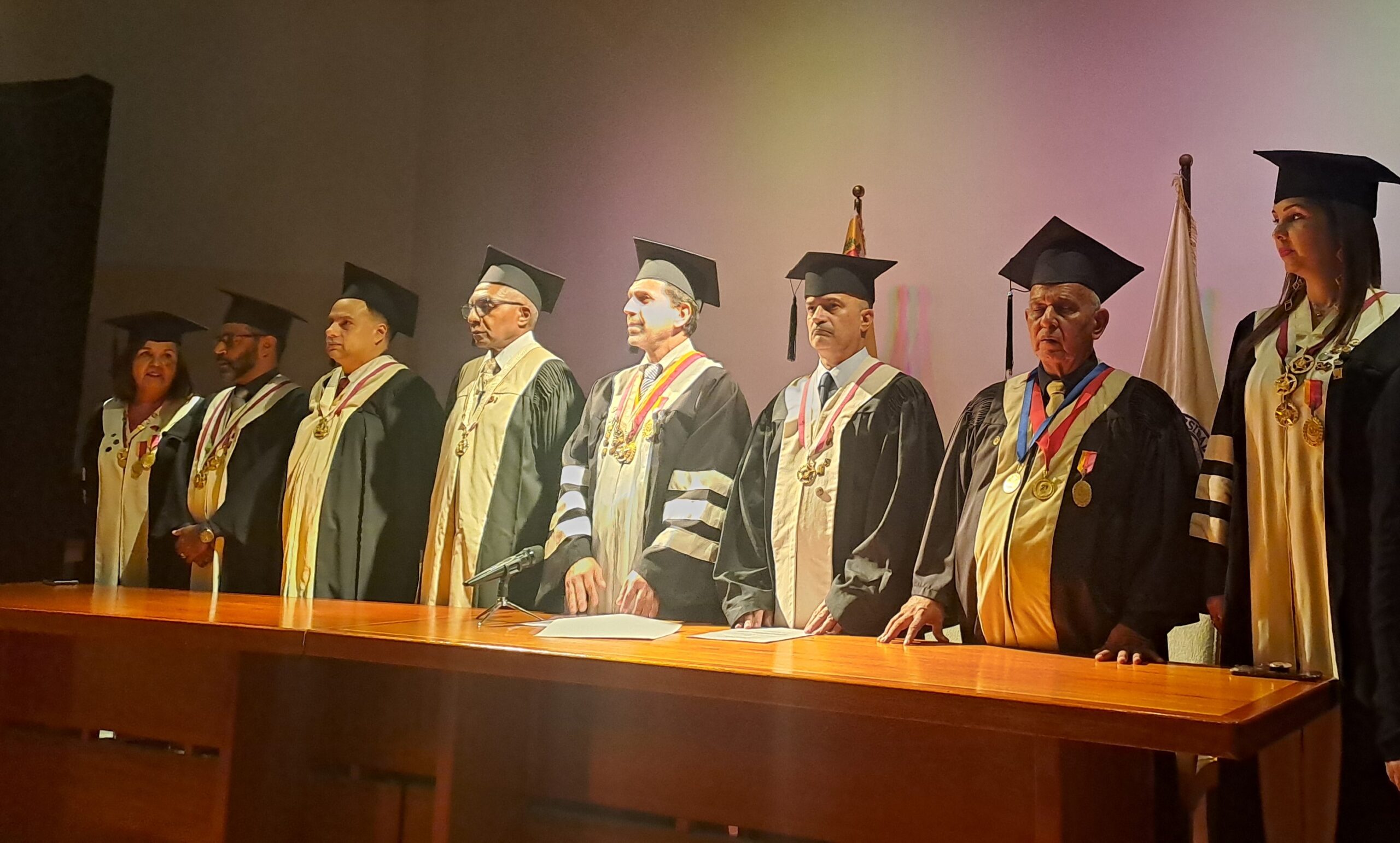 Los egresados de las carreras de pregrado de la Facultad de Ciencias recibieron sus medallas en el auditorio Dr. Tobías Lasser