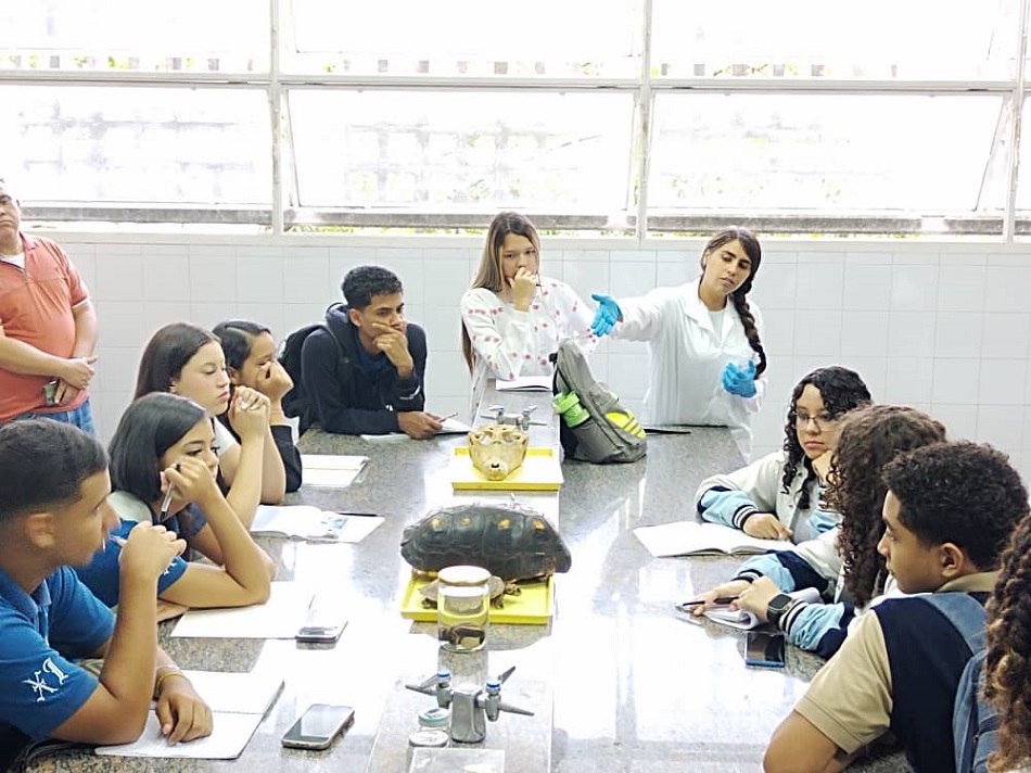 La Facultad de Ciencias recibió la visita de un grupo de alumnos de tres instituciones educativas en el marco del proyecto «¿Qué hace un científico?»