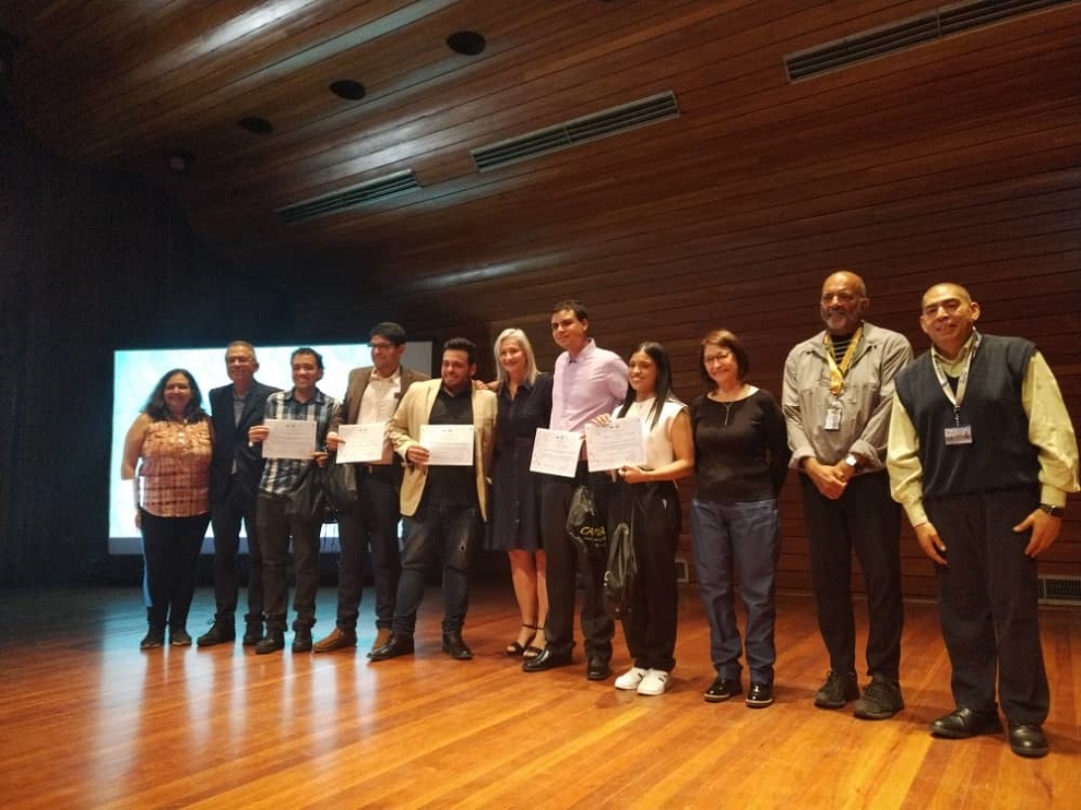 Dos estudiantes de la Facultad de Ciencias presentaron sus proyectos en la 2da Feria de Investigación UCV 2025