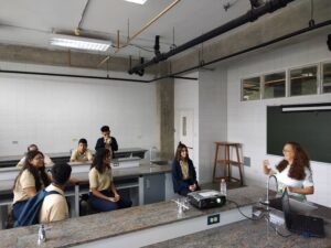 La Facultad de Ciencias recibió la visita de un grupo de estudiantes de tres instituciones educativas en el marco del proyecto «¿Qué hace un científico?»