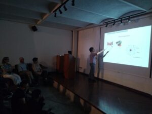 La Dra. Anamaría Font dictó la charla “De partículas a cuerdas” a la comunidad de la Facultad de Ciencias