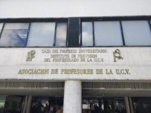 Autoridades de la Facultad de Ciencias votaron en las elecciones de la nueva directiva de la Asociación de Profesores de la UCV