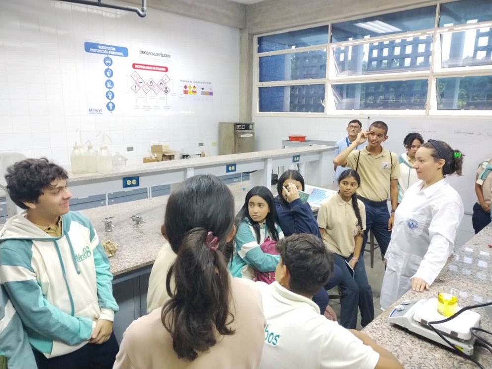 La Facultad de Ciencias recibió la visita de un grupo de estudiantes de dos instituciones educativas en el marco del proyecto «¿Qué hace un científico?»