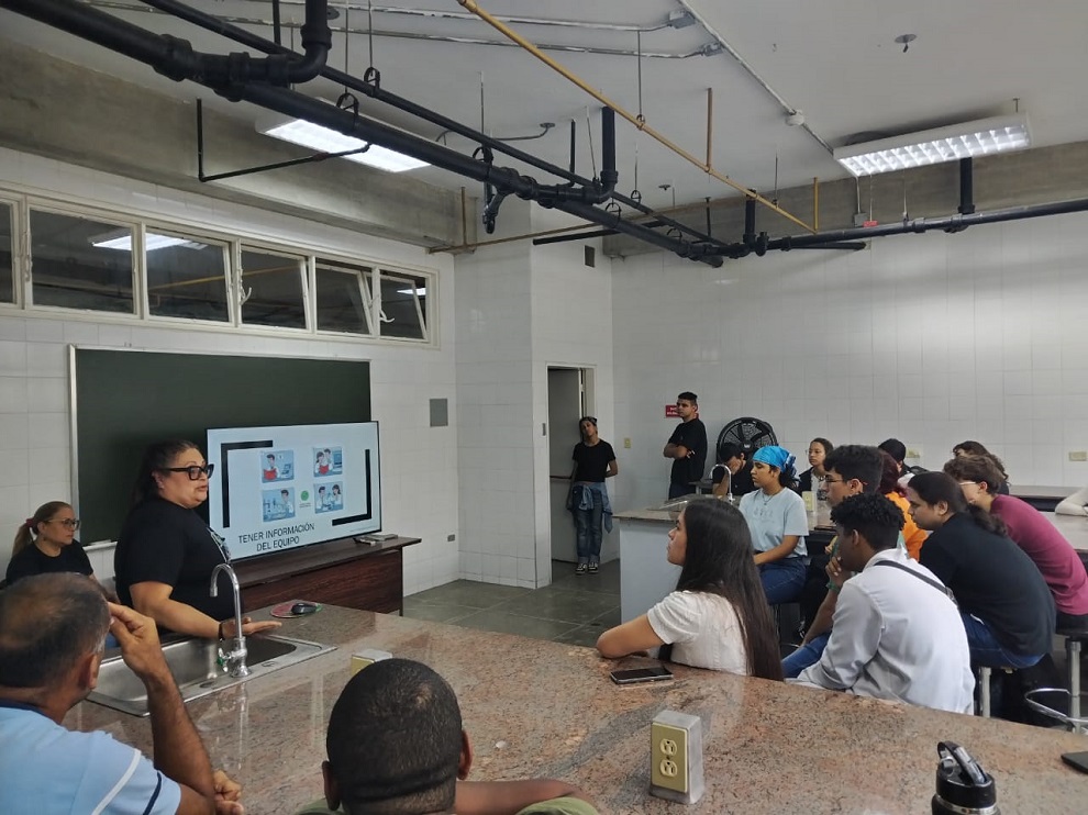 La Escuela de Biología organizó el taller teórico-práctico «Adiestramiento en el uso seguro de equipos de Laboratorio»