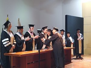 Cinco egresados de la primera promoción de postgrado 2026 de la Facultad de Ciencias recibieron sus medallas