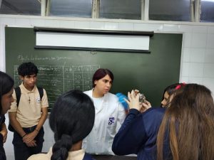 La Facultad de Ciencias recibió la visita de un grupo de alumnos de tres instituciones educativas en el marco del proyecto «¿Qué hace un científico?»